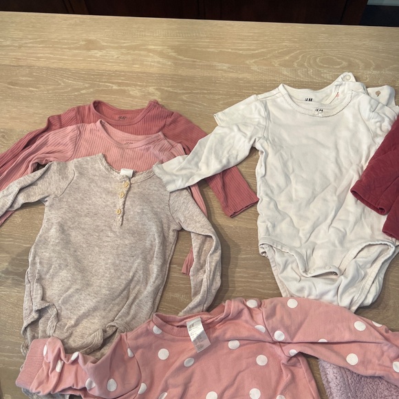 Lot 12 month clothes - Picture 5 of 6